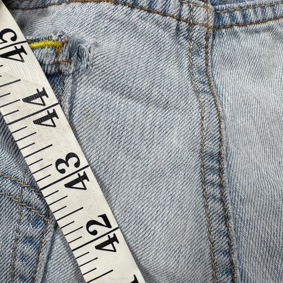 Vintage Levi’s Boyfriend 100% Cotton Worn In Light Blue Denim Shorts Size 5 - Picture 4 of 16